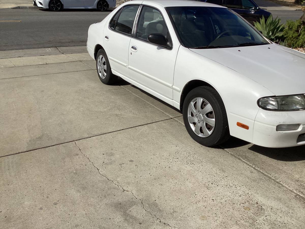 Nissan-altima-1996-white-1