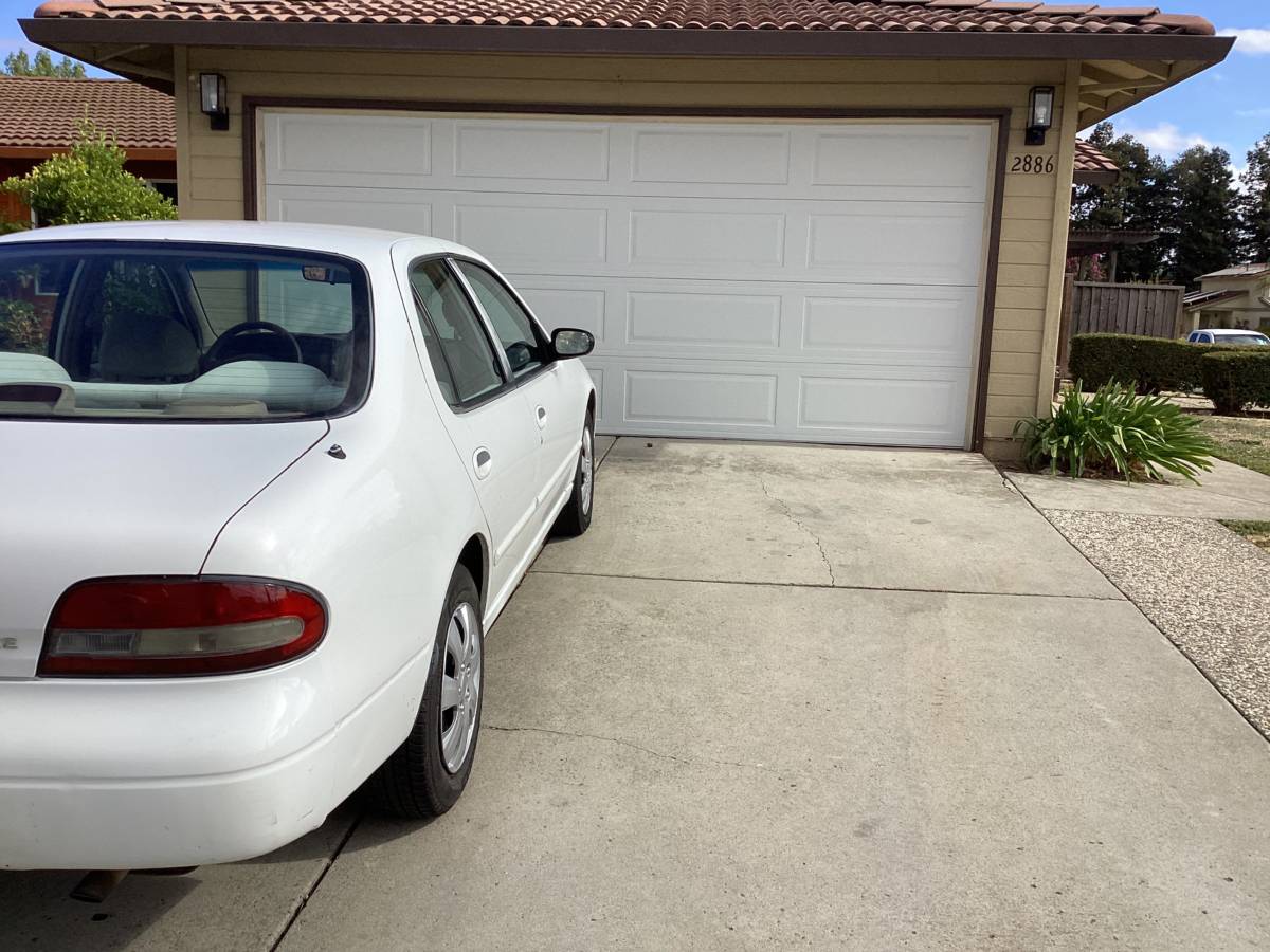 Nissan-altima-1996-white-2