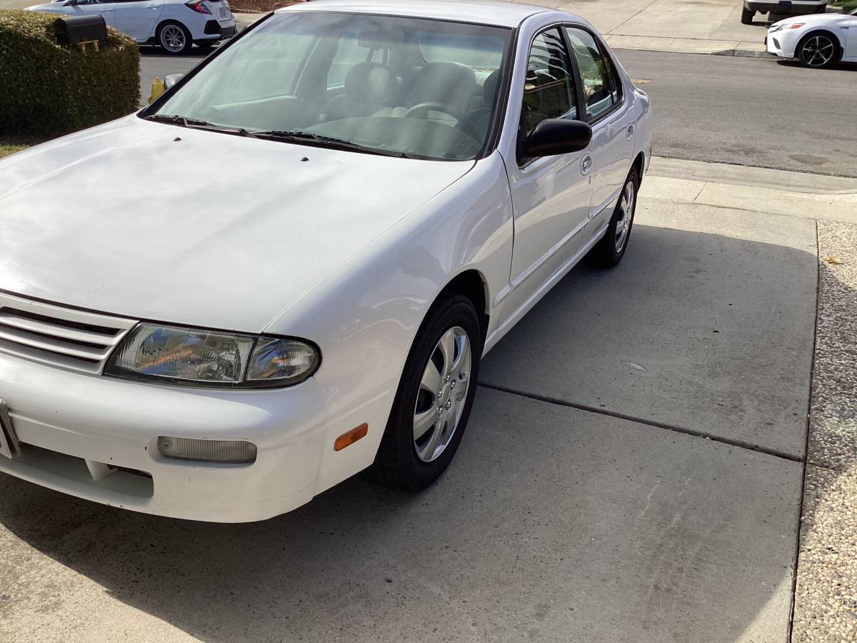Nissan-altima-1996-white-3