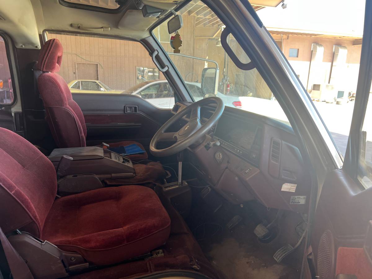 Nissan-caravan-homy-diesel-1990-grey-10