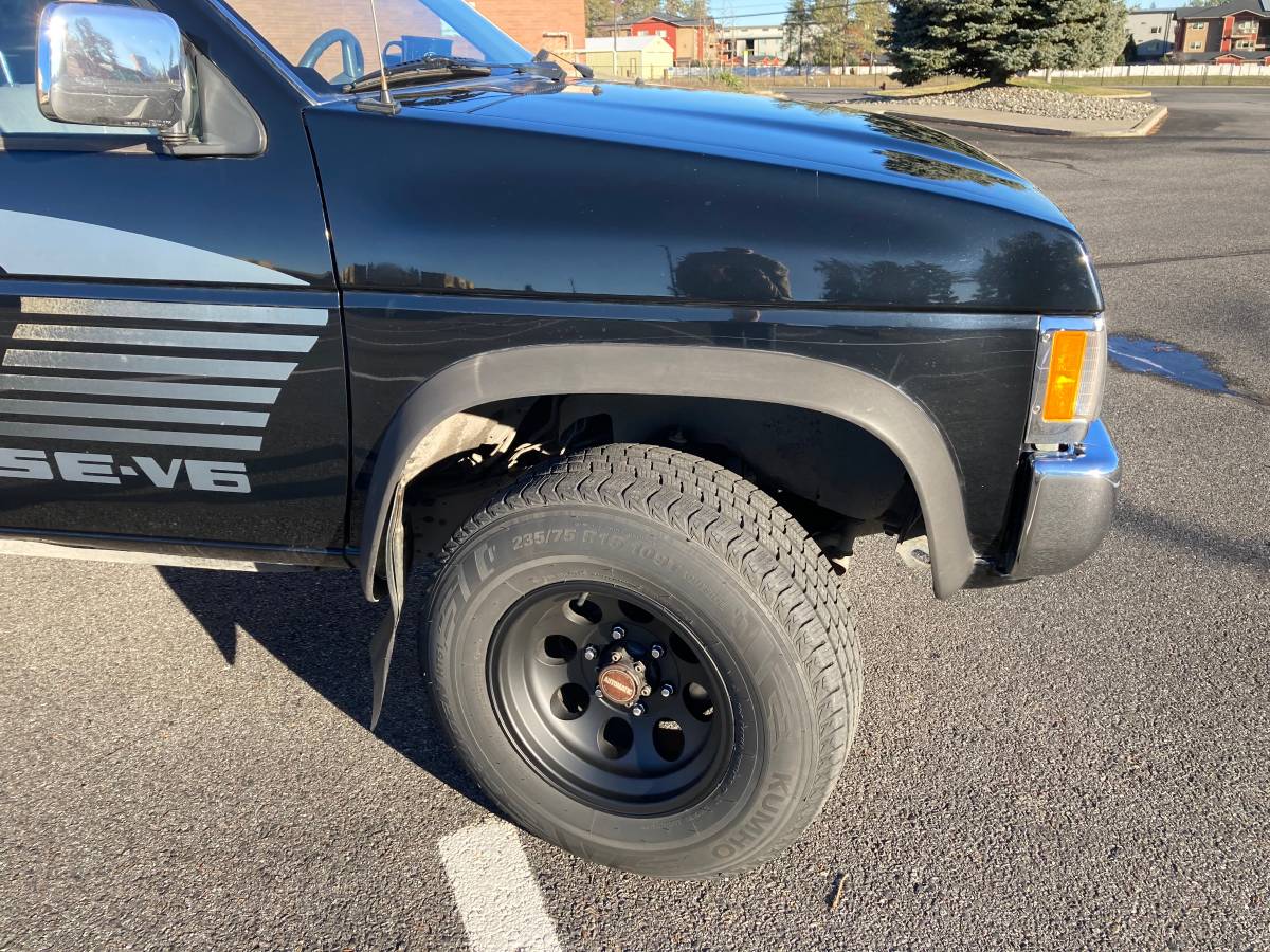 Nissan-d21-1993-black-1