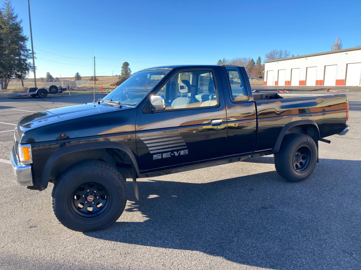 Nissan-d21-1993-black