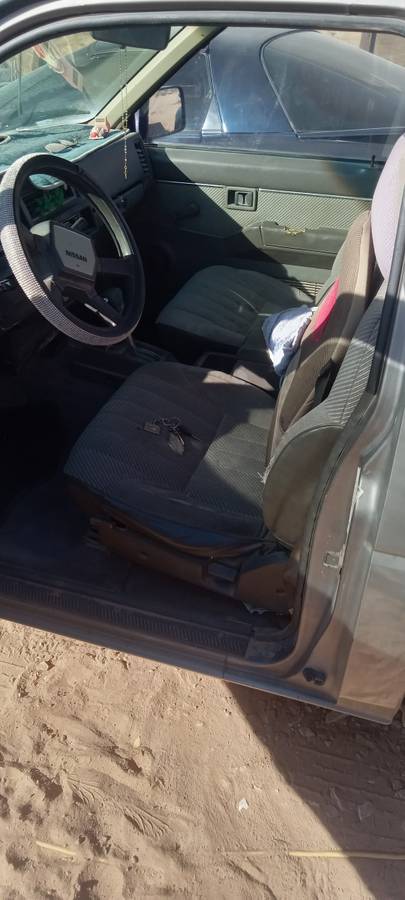 Nissan-d21-hardbody-1989-grey-2