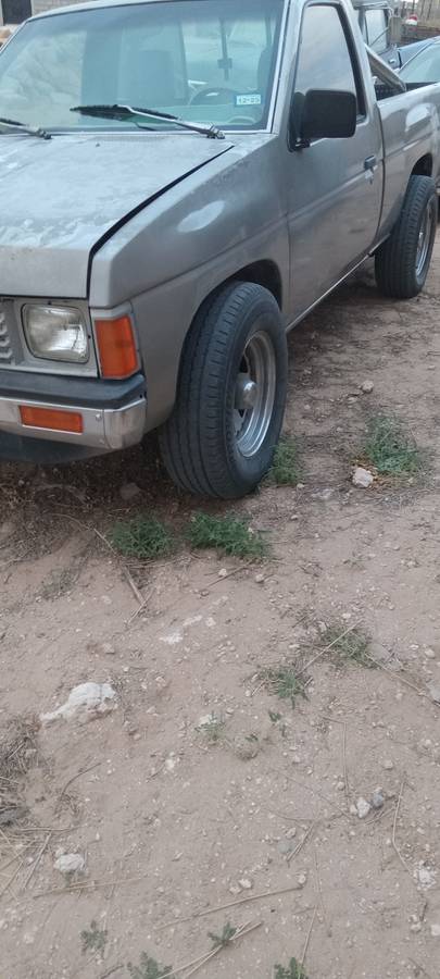 Nissan-d21-hardbody-1989-grey-3