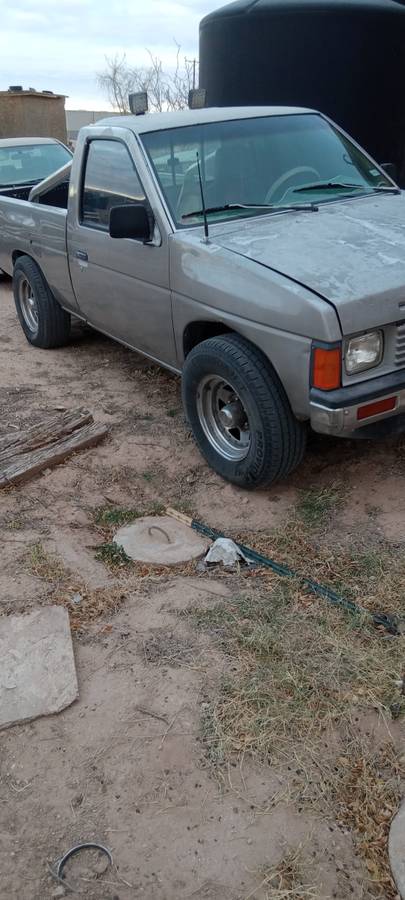 Nissan-d21-hardbody-1989-grey-4