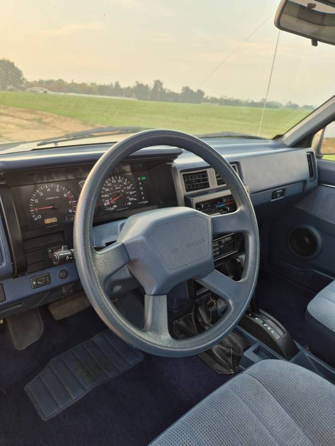 Nissan-d21-hardbody-1993-silver-1