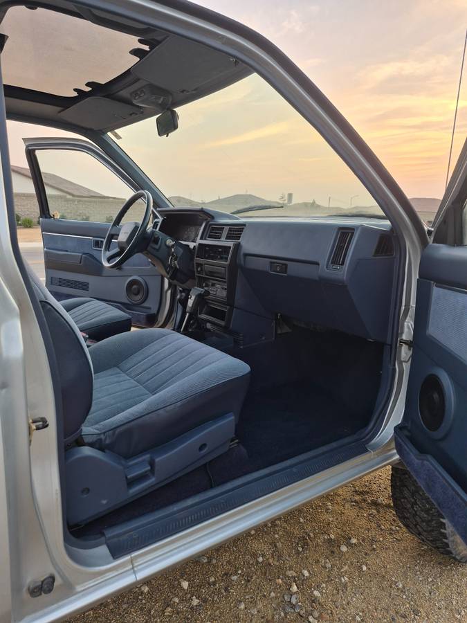 Nissan-d21-hardbody-1993-silver-2