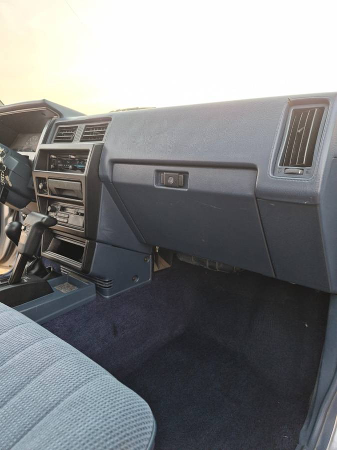 Nissan-d21-hardbody-1993-silver-3