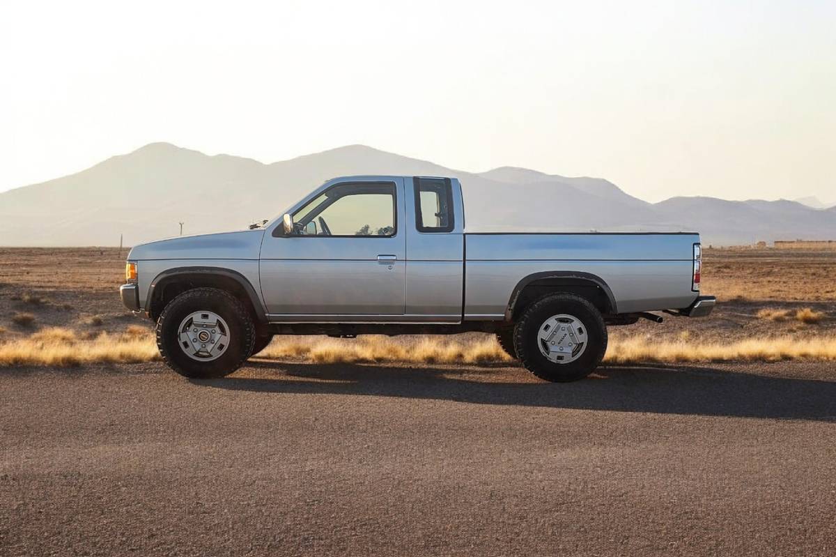 Nissan-d21-hardbody-1993-silver