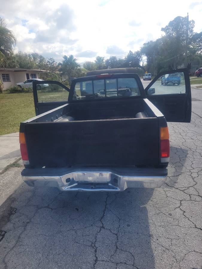 Nissan-hardbody-pickup-1994-grey-2