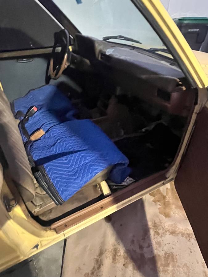 Nissan-mini-truck-1986-yellow-2