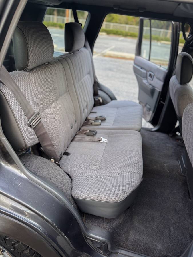 Nissan-pathfinder-1993-grey-2