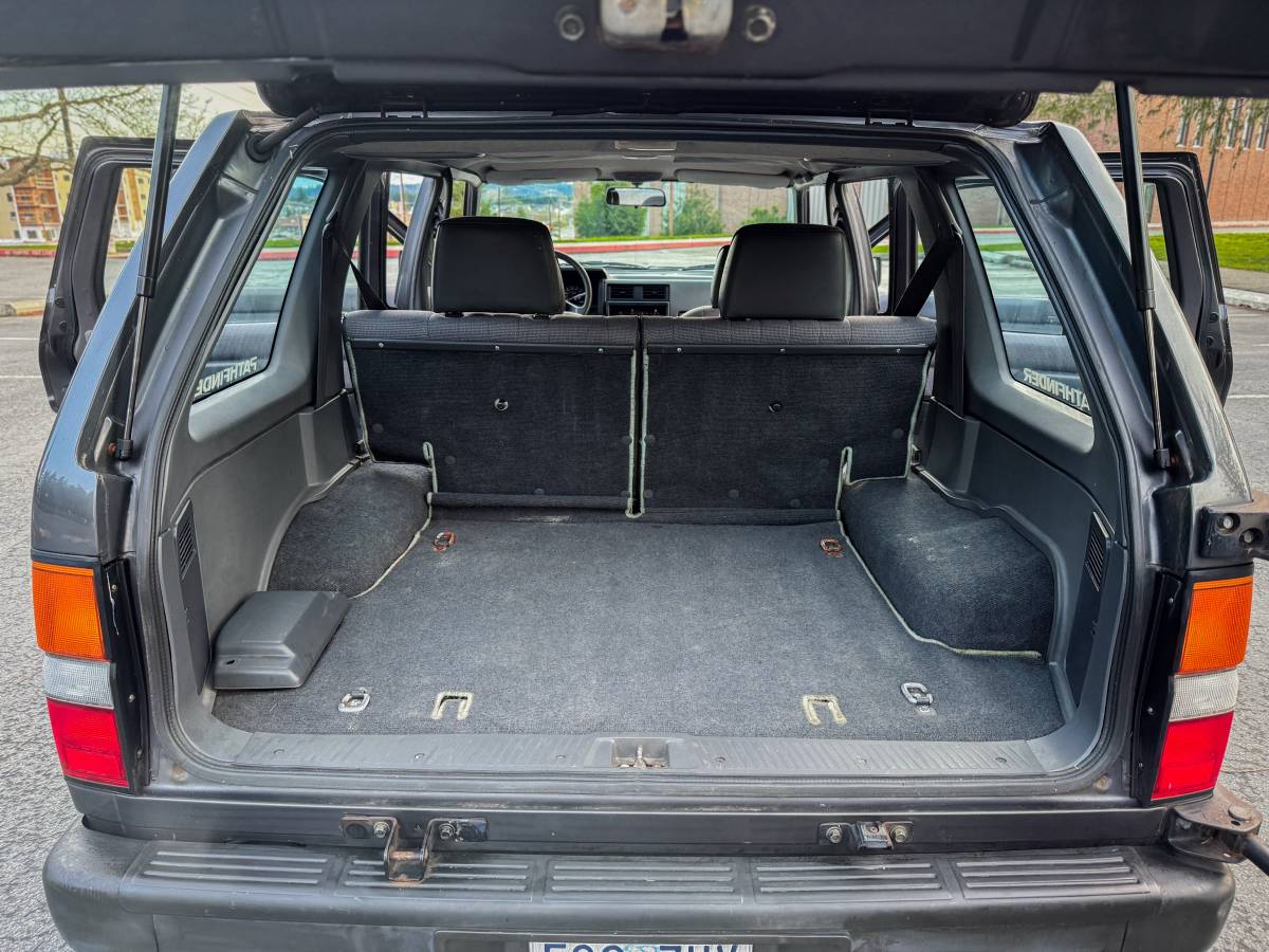 Nissan-pathfinder-1993-grey-3