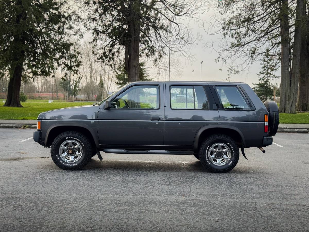 Nissan-pathfinder-1993-grey