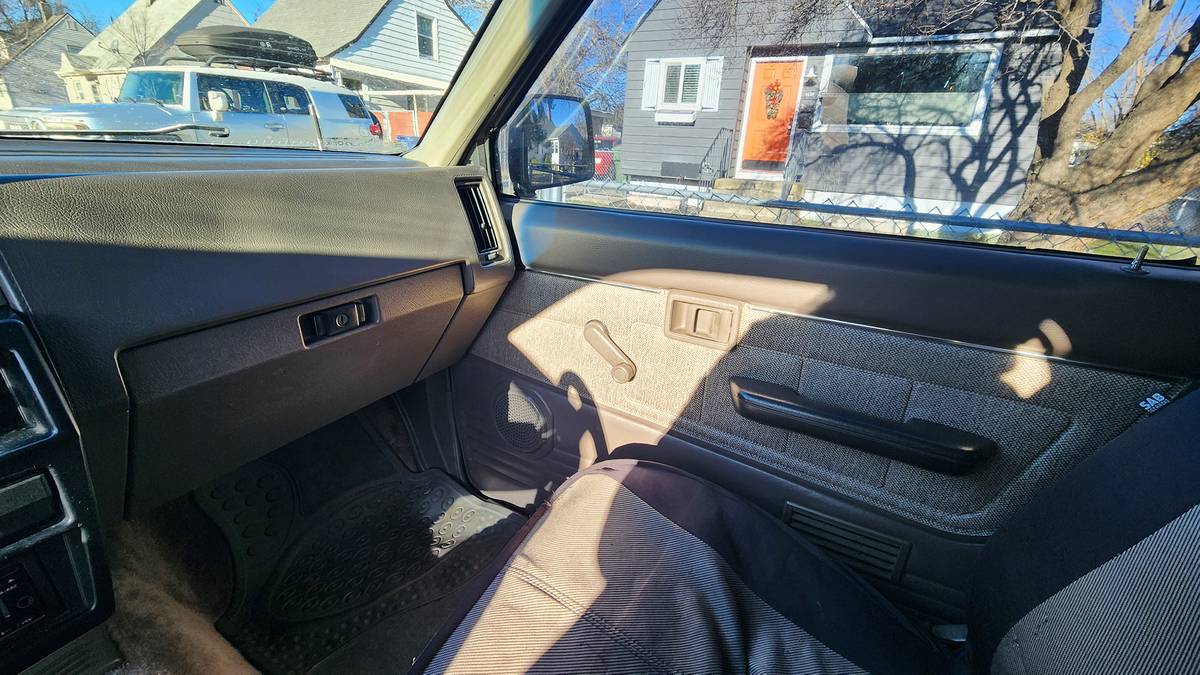 Nissan-pathfinder-xe-4x4-1987-grey-4