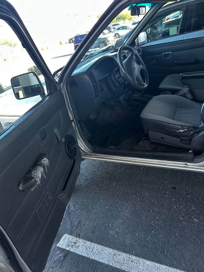 Nissan-pick-up-1994-10