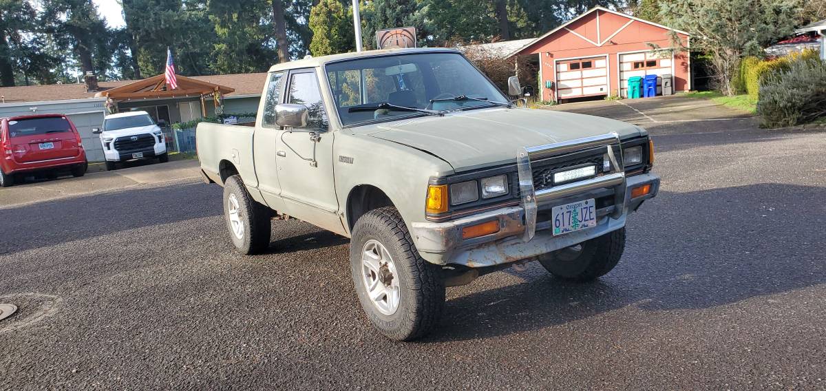 Nissan-pickup-1985-grey-1