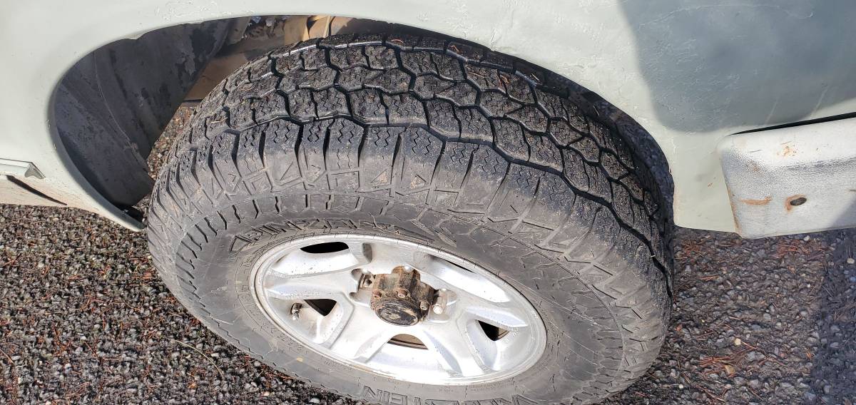 Nissan-pickup-1985-grey-10