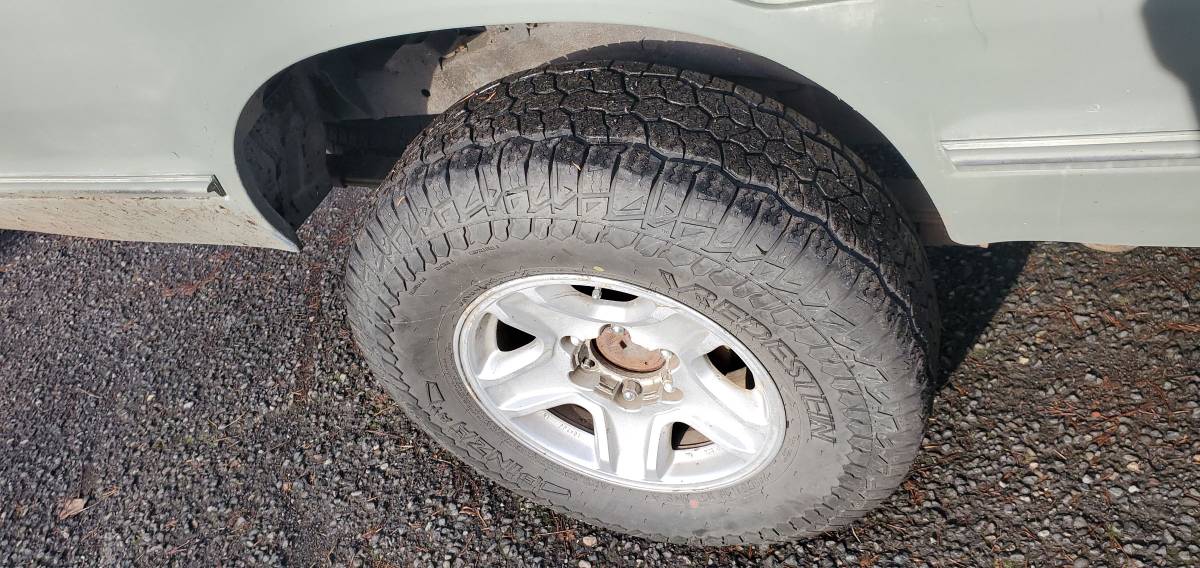 Nissan-pickup-1985-grey-12