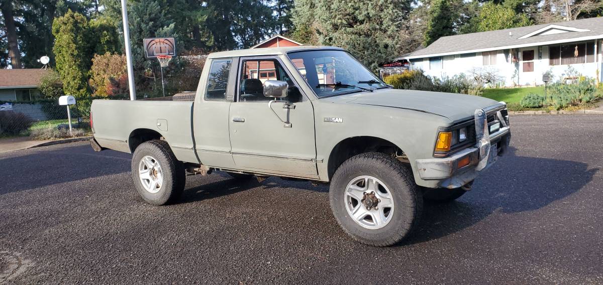 Nissan-pickup-1985-grey-15