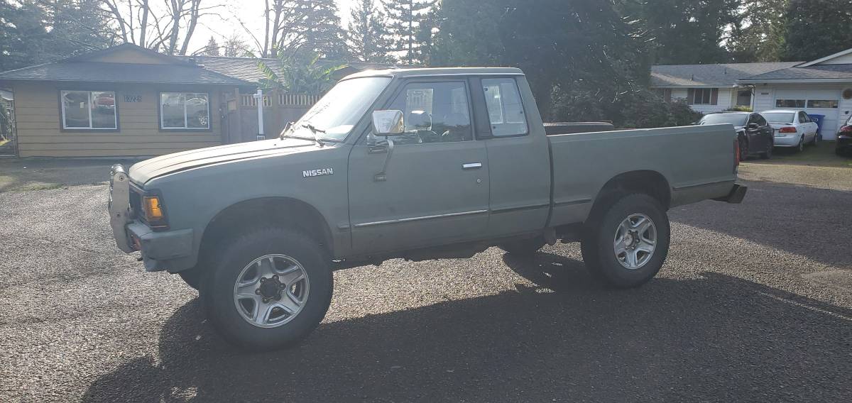Nissan-pickup-1985-grey-16