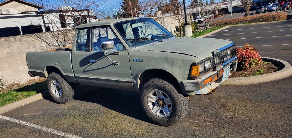Nissan-pickup-1985-grey-4
