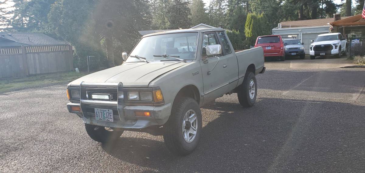 Nissan-pickup-1985-grey-5