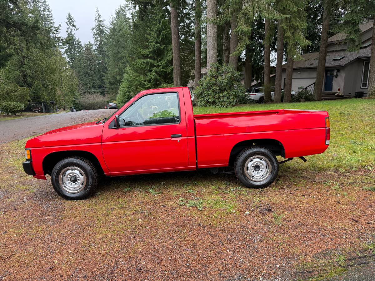 Nissan-pickup-base-short-bed-1993-red-11