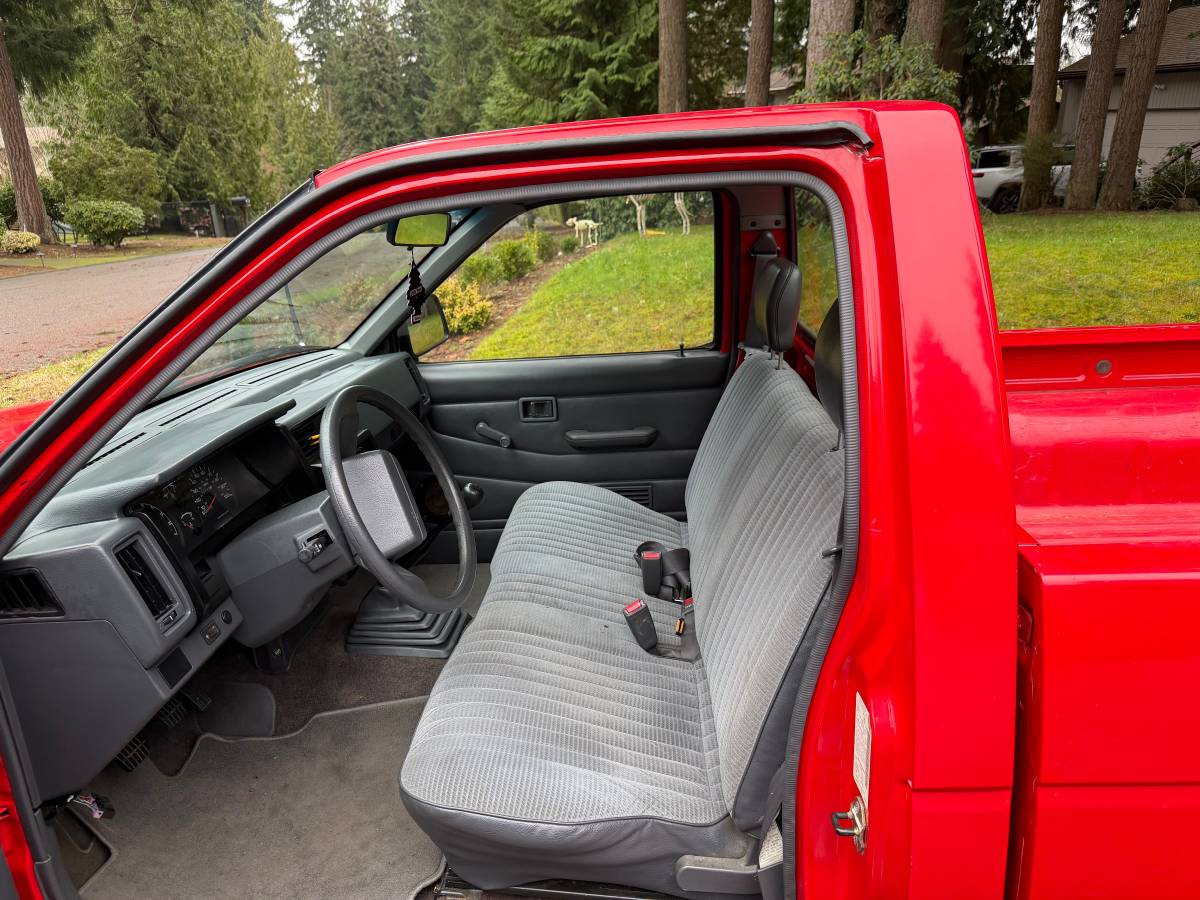 Nissan-pickup-base-short-bed-1993-red-12