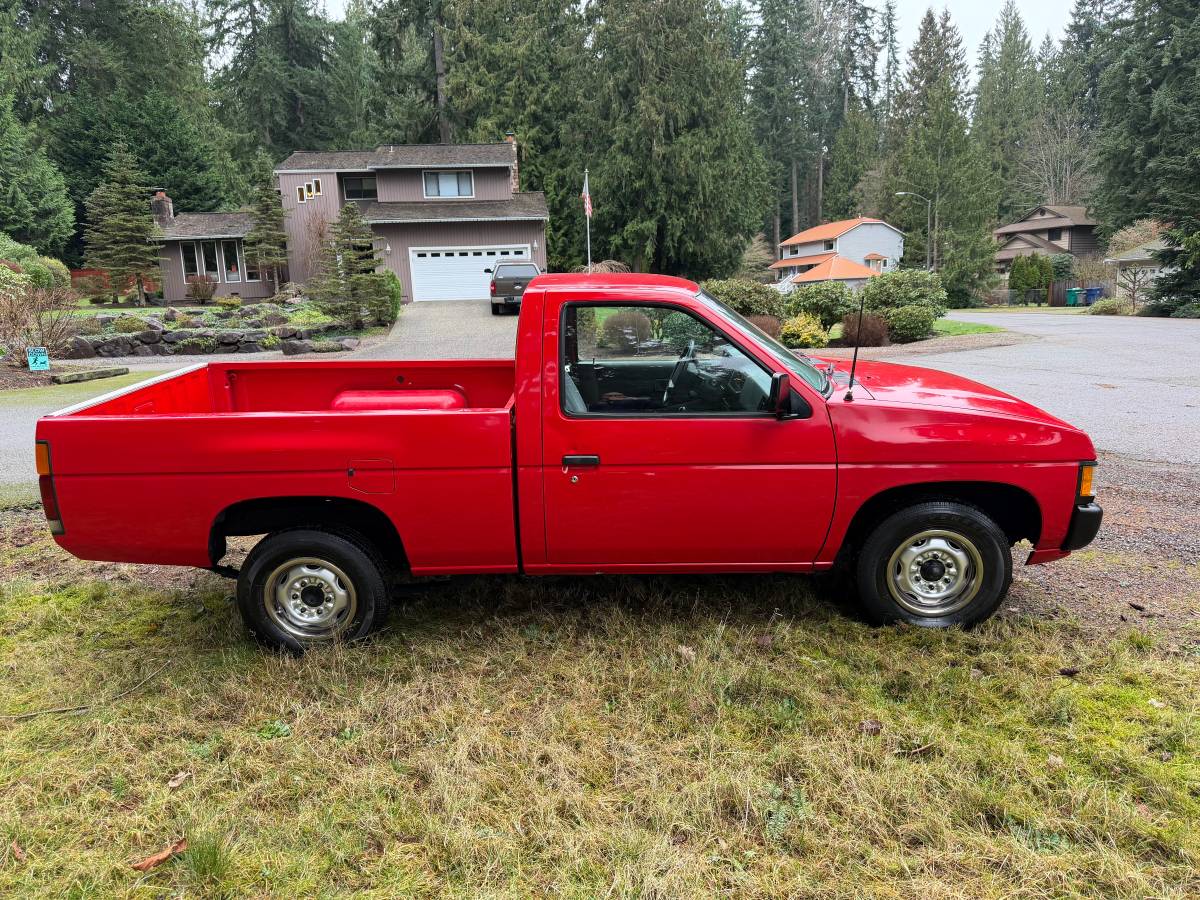 Nissan-pickup-base-short-bed-1993-red-4