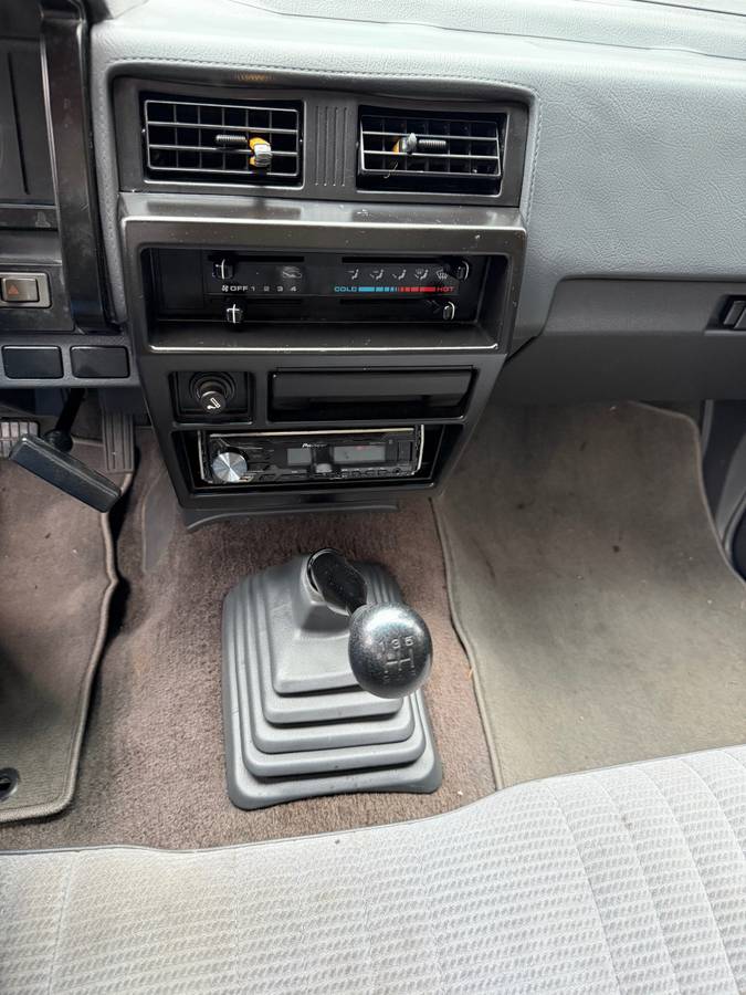 Nissan-pickup-regular-cab-hard-body-1993-red-2