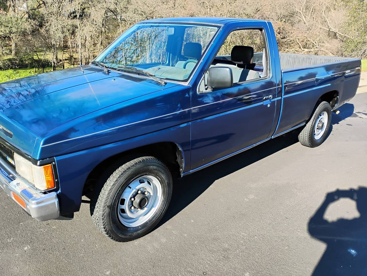 Nissan-pickup-truck-1989-1