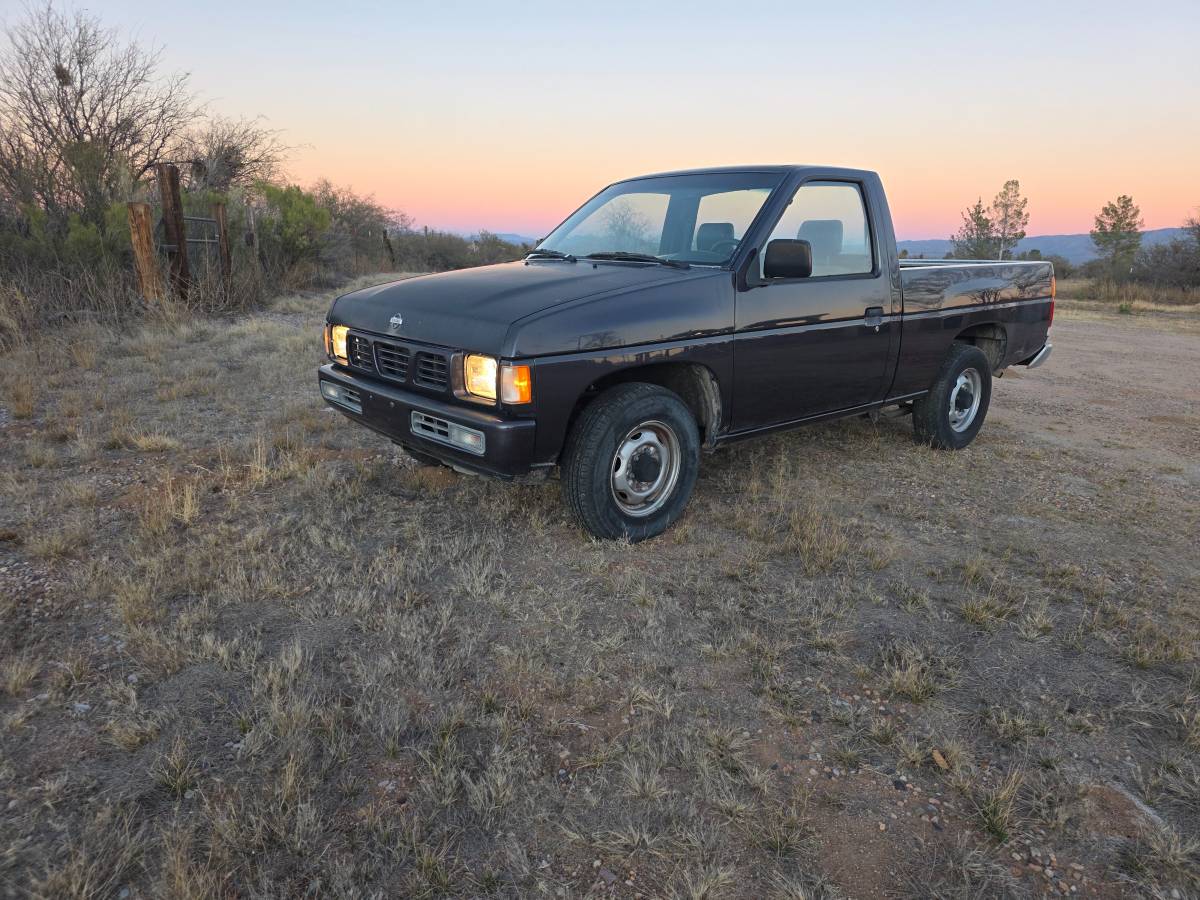 Nissan-truck-1995-grey-1