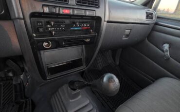 Nissan-truck-1995-grey-10