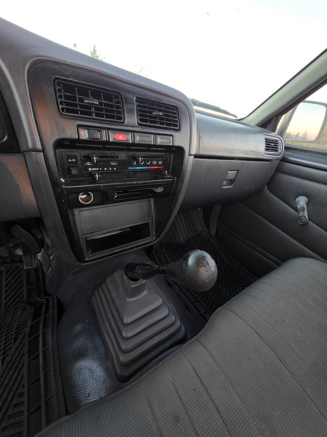Nissan-truck-1995-grey-10
