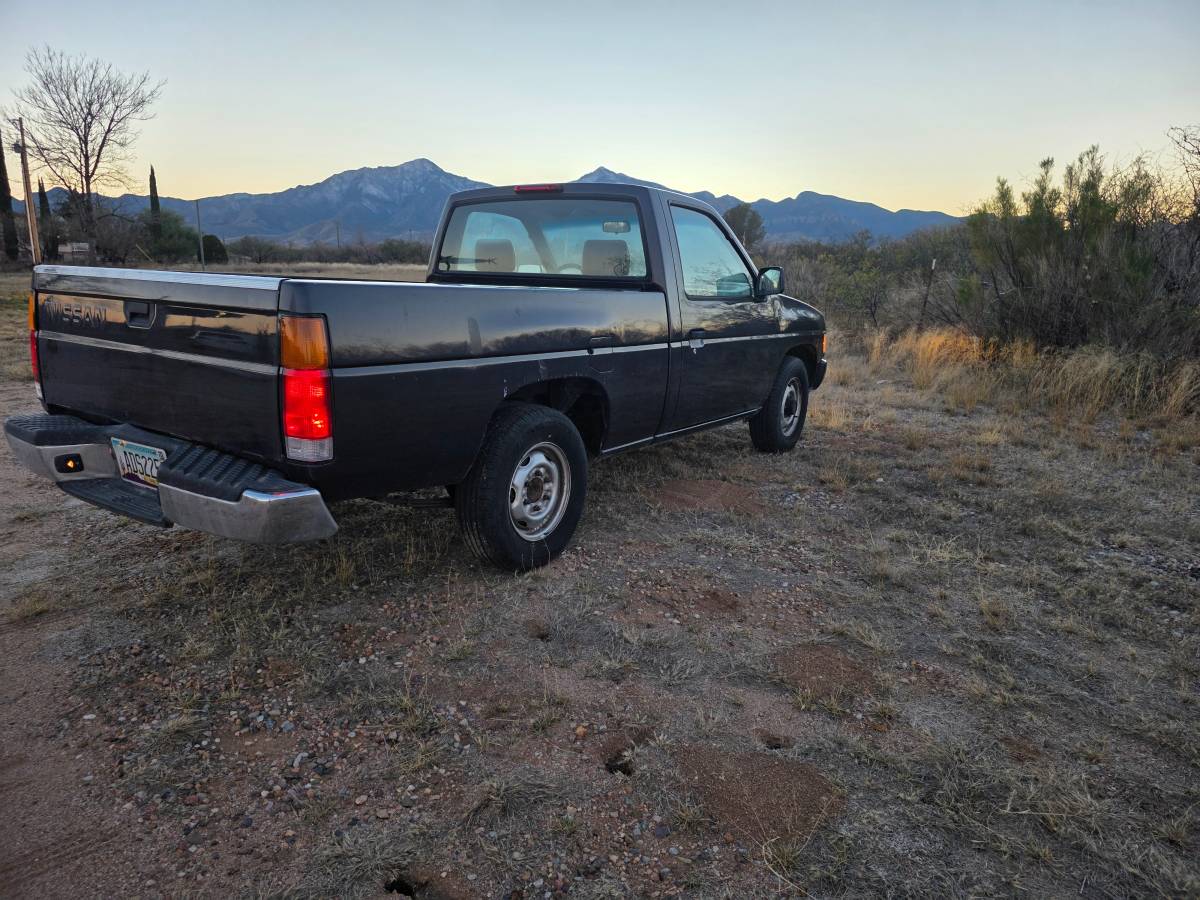 Nissan-truck-1995-grey-2