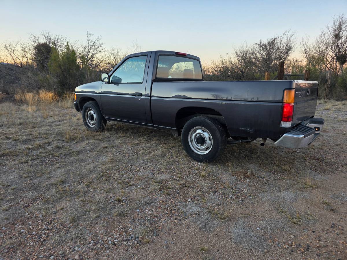 Nissan-truck-1995-grey-3