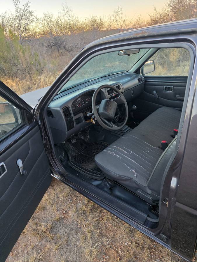 Nissan-truck-1995-grey-4