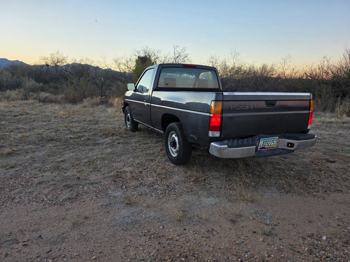 Nissan-truck-1995-grey-5