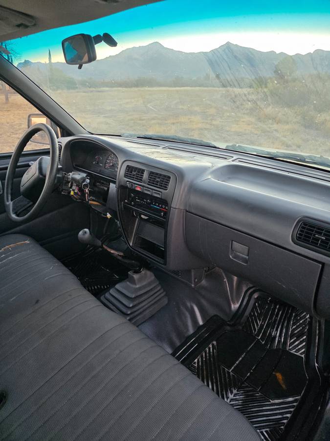 Nissan-truck-1995-grey-6