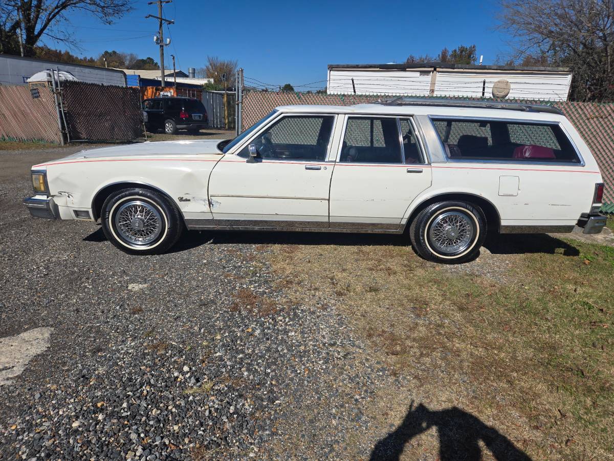 Olds-custom-cruiser-1989-white-10