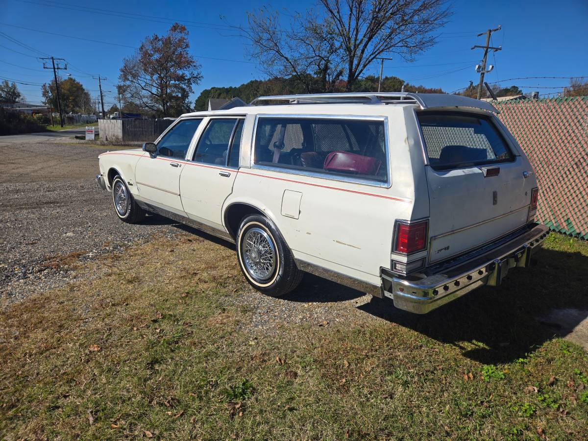 Olds-custom-cruiser-1989-white-11