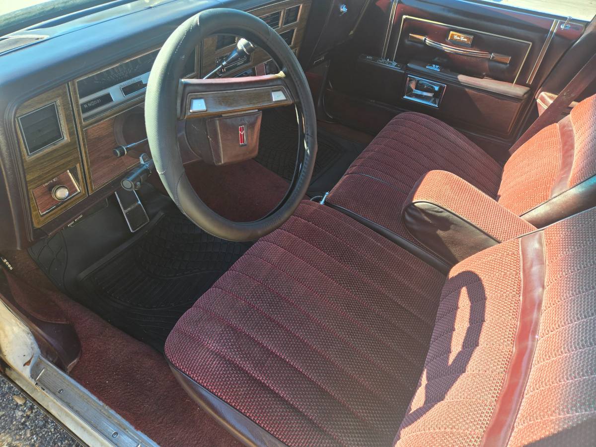 Olds-custom-cruiser-1989-white-12