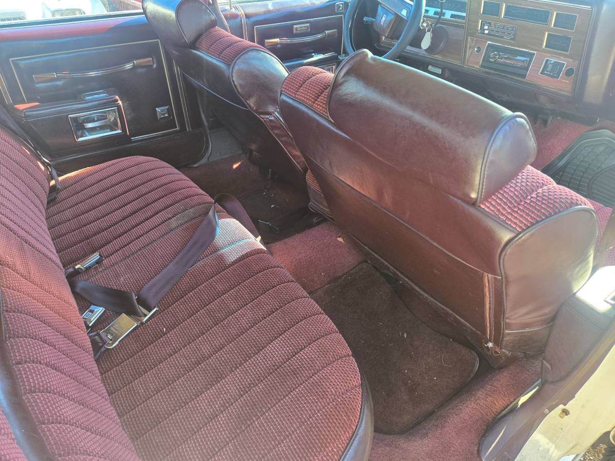 Olds-custom-cruiser-1989-white-15