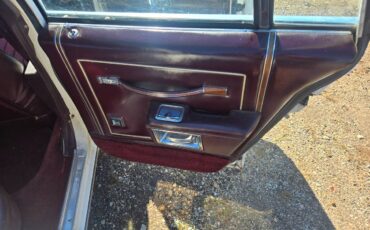 Olds-custom-cruiser-1989-white-16