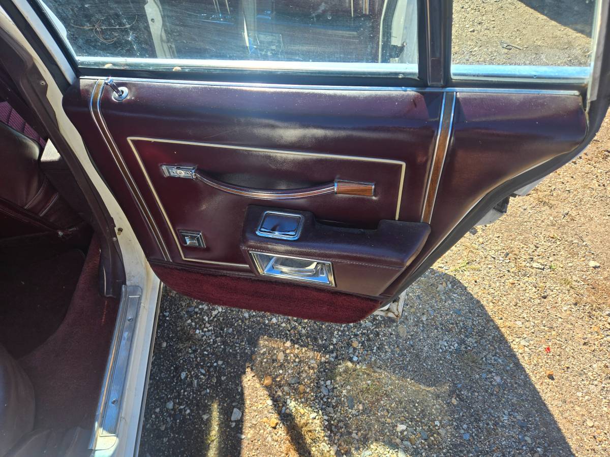 Olds-custom-cruiser-1989-white-16