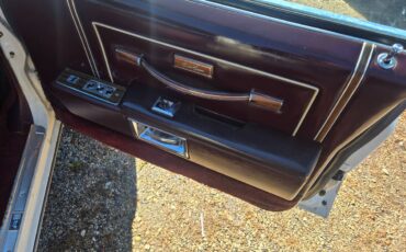 Olds-custom-cruiser-1989-white-17