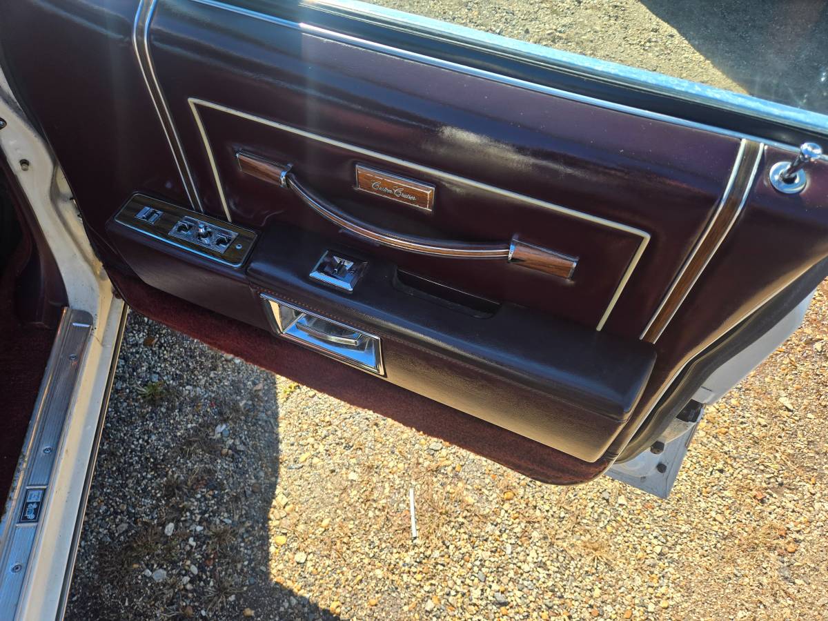 Olds-custom-cruiser-1989-white-17