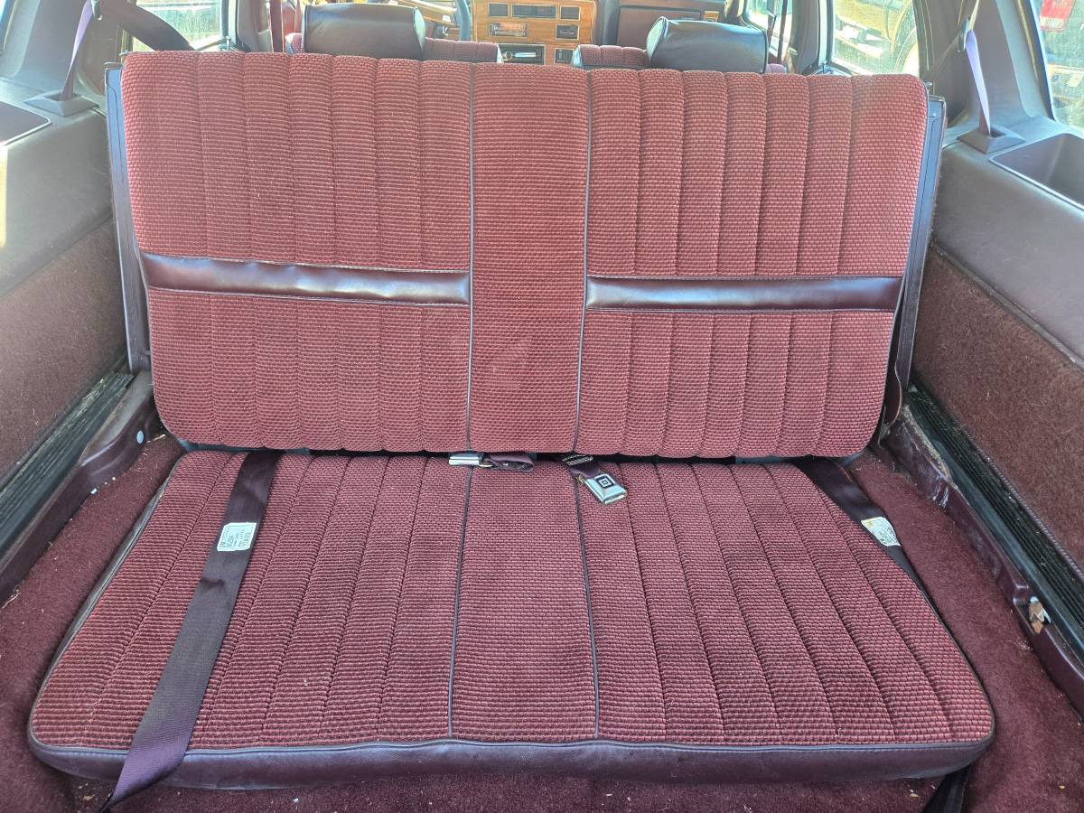 Olds-custom-cruiser-1989-white-18