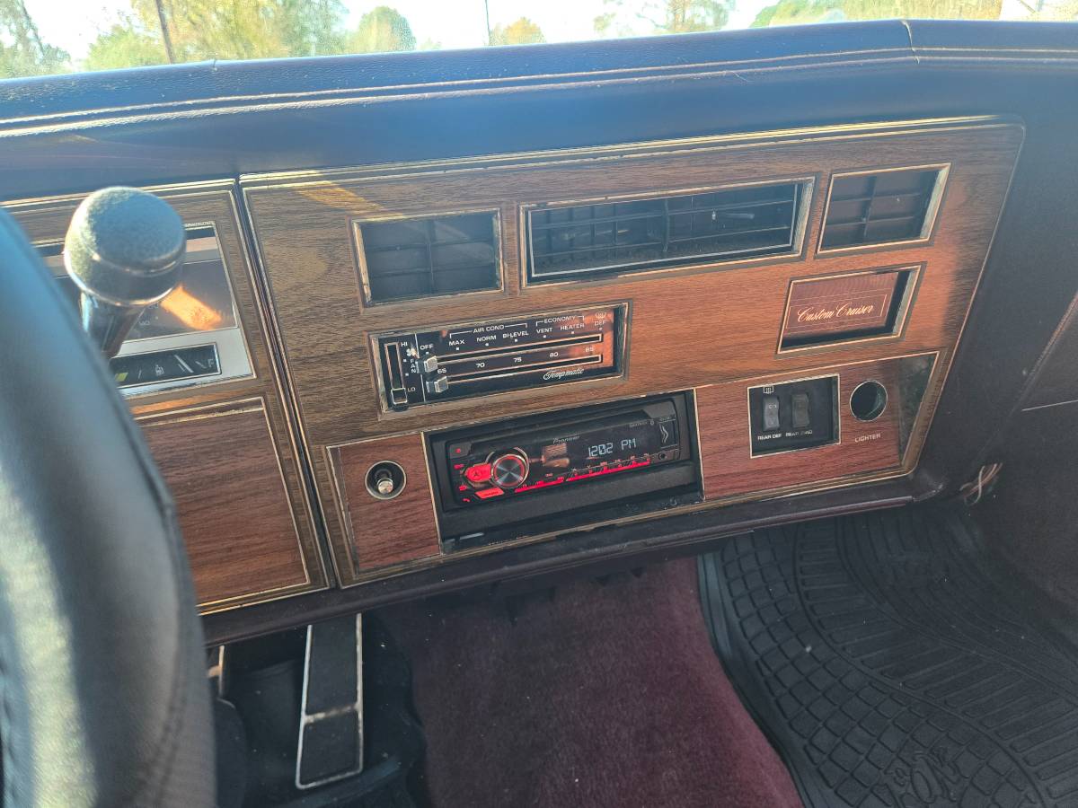 Olds-custom-cruiser-1989-white-2